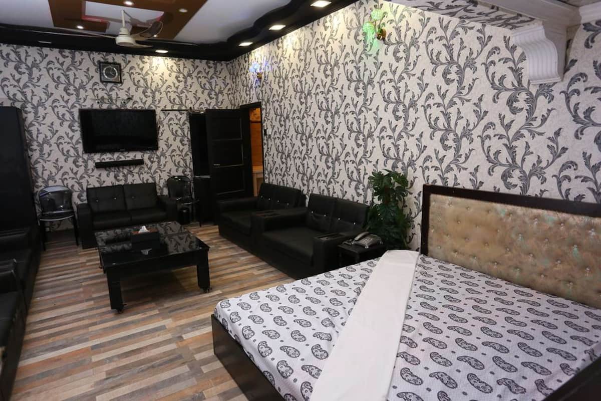 Minibar, desk, free WiFi