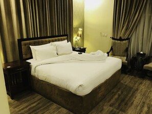 Minibar, desk, soundproofing, free WiFi - Hotel DE SHALIMAR (Multan)