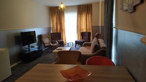 Apartamento Deluxe, fumadores | Minibar, decoración individual, mobiliario individual y escritorio