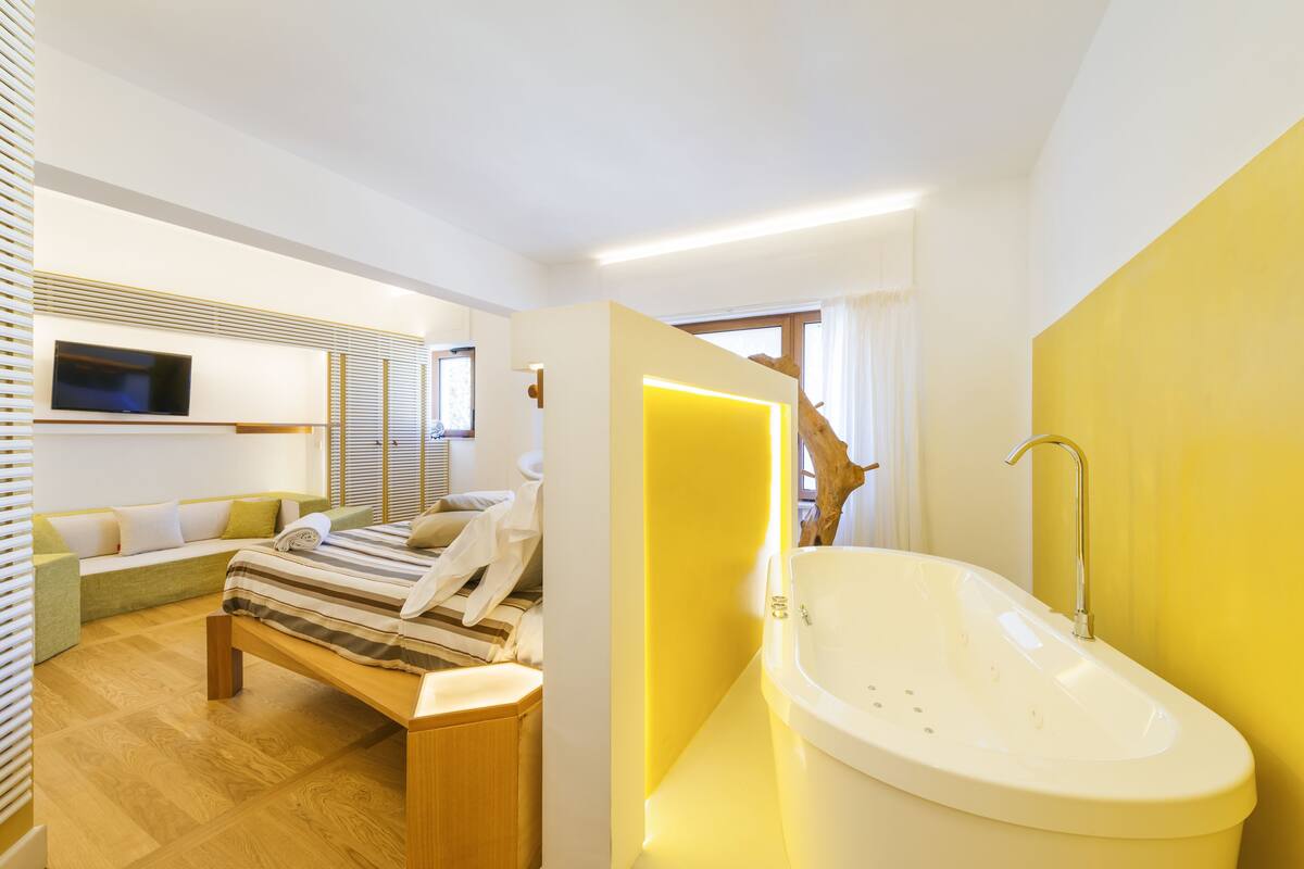 Junior Suite, 1 Double Bed, Jetted Tub | Egyptian cotton sheets, premium bedding, pillow-top beds, minibar