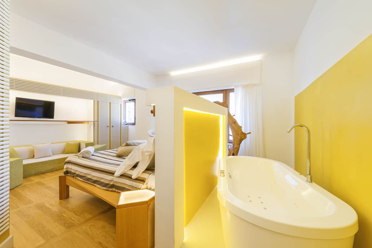 Suite Junior, 1 Tempat Tidur Double, jet tub | 1 kamar tidur, seprai katun Mesir, dan seprai premium