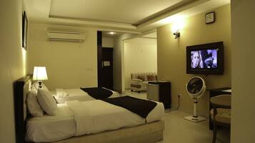 Habitación Deluxe con 2 camas individuales | Escritorio, camas supletorias, ropa de cama