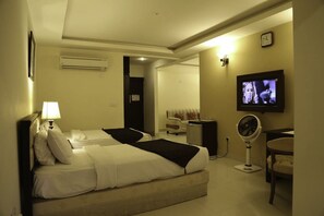 Escritorio, camas plegables/adicionales y ropa de cama 