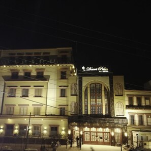 Bagian depan properti - sore/malam