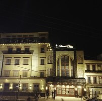 Fachada de la propiedad por la tarde o noche