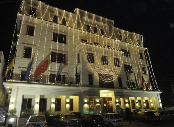 Fachada de la propiedad por la tarde o noche