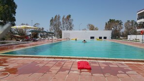 Utomhuspool med öppettider 09.00 till 19.30, och solstolar