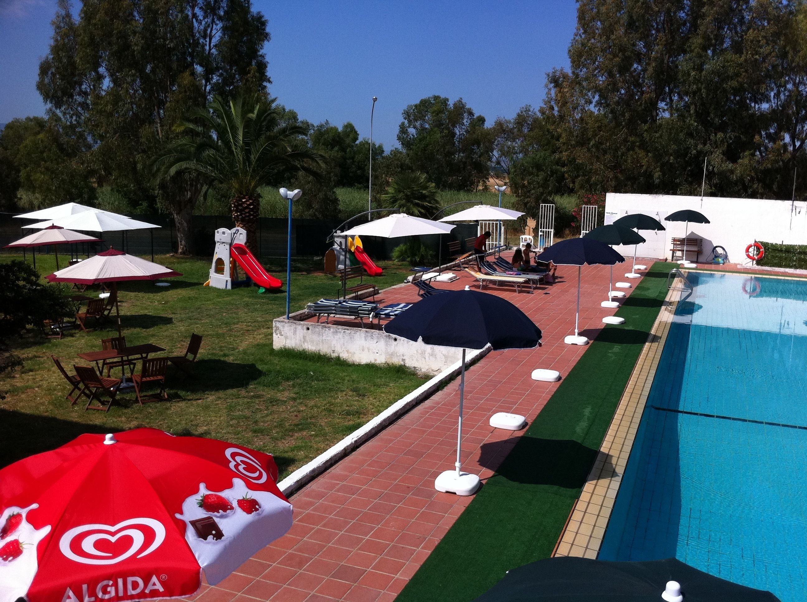 สระว่ายน้ำกลางแจ้ง เปิด 9:00 น. ถึง 19:30 น., เก้าอี้อาบแดดริมสระ