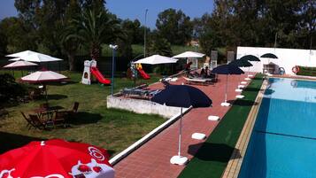 Piscine extérieure, chaises longues