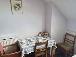 Coffee/tea maker, electric kettle - Dove Court Mini Lodge (Bristol)