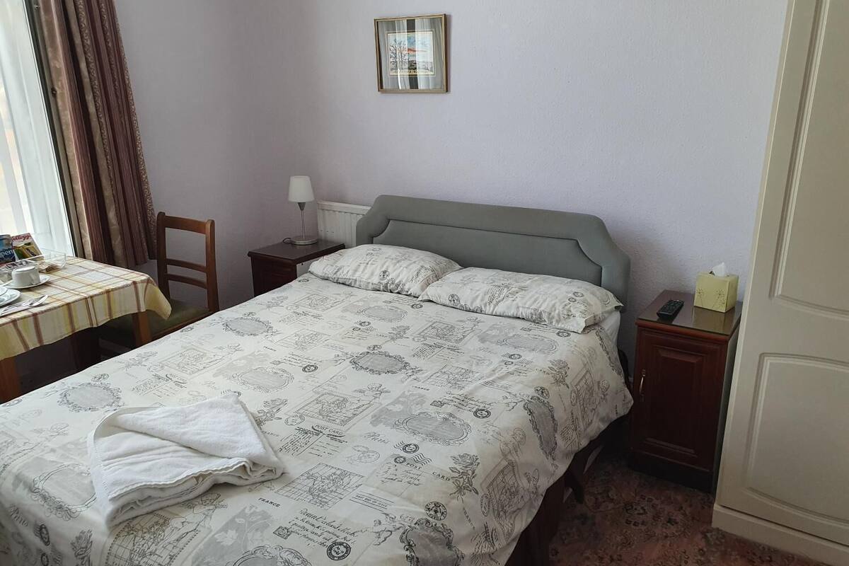 Double Room | Iron/ironing board, free WiFi, bed sheets