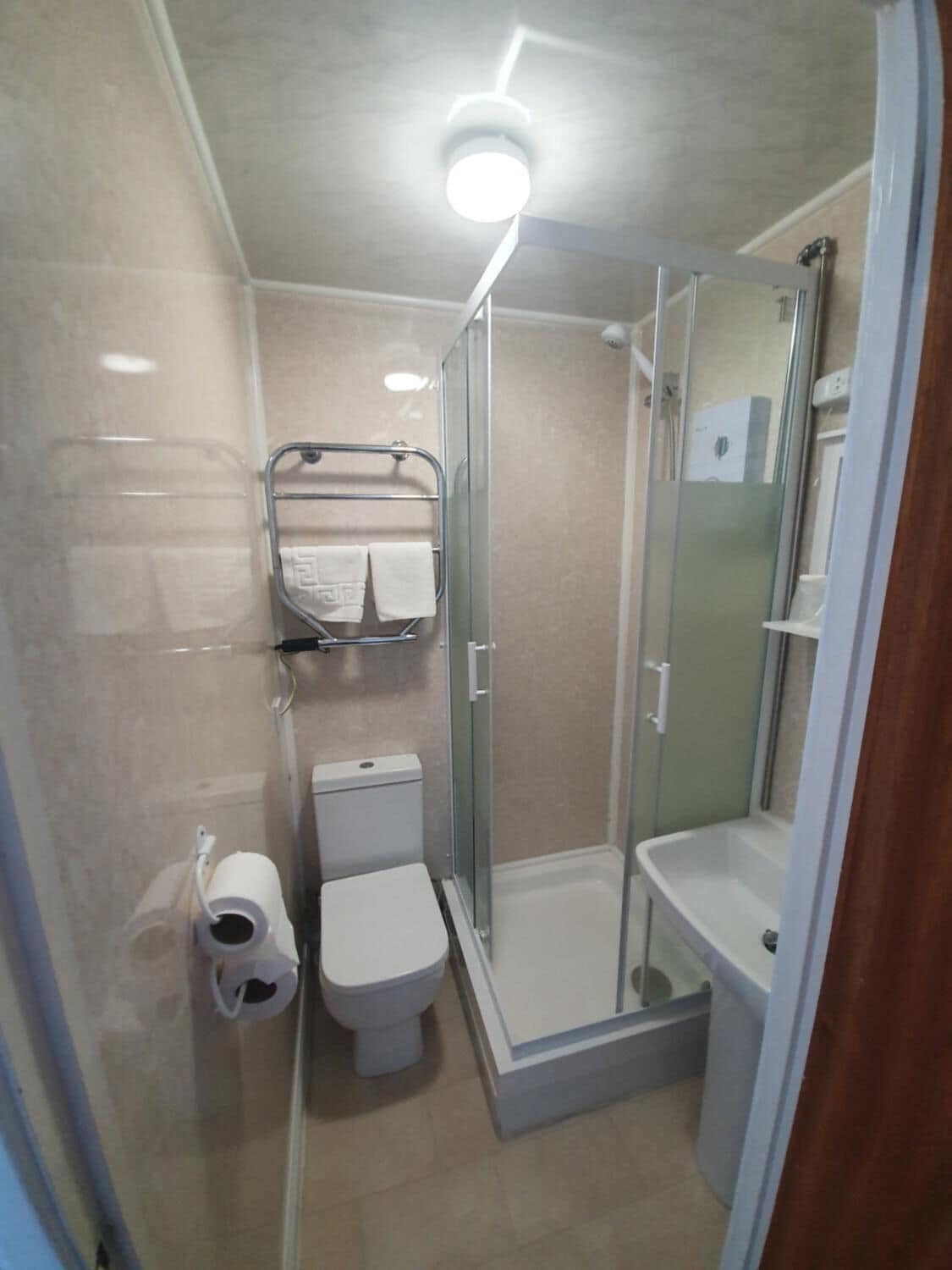 Twin Room | Bathroom | Shower, towels