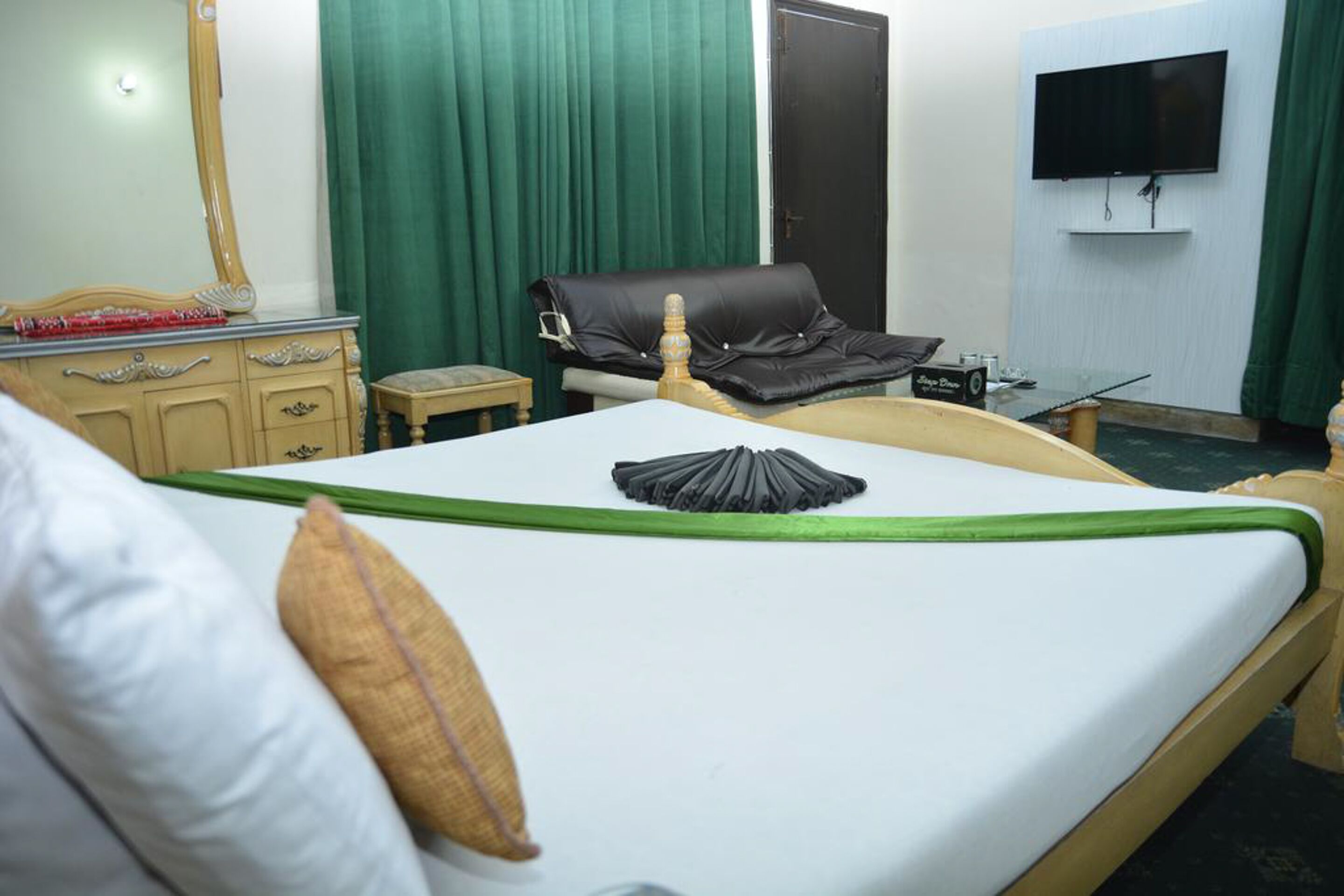 Minibar, brankas, meja kerja, dan kedap suara