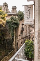 Habitación doble, balcón | Vistas a la calle