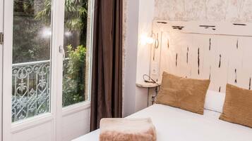 Habitación doble, balcón | Decoración personalizada, muebles diferentes y escritorio