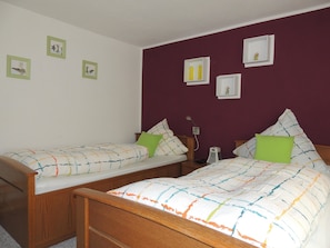 2 Basic Zweibettzimmer | Verdunkelungsvorhänge, Bügeleisen/Bügelbrett, kostenloses WLAN