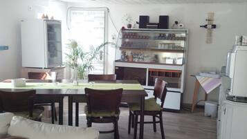 Daily continental breakfast (EUR 8.00 per person)