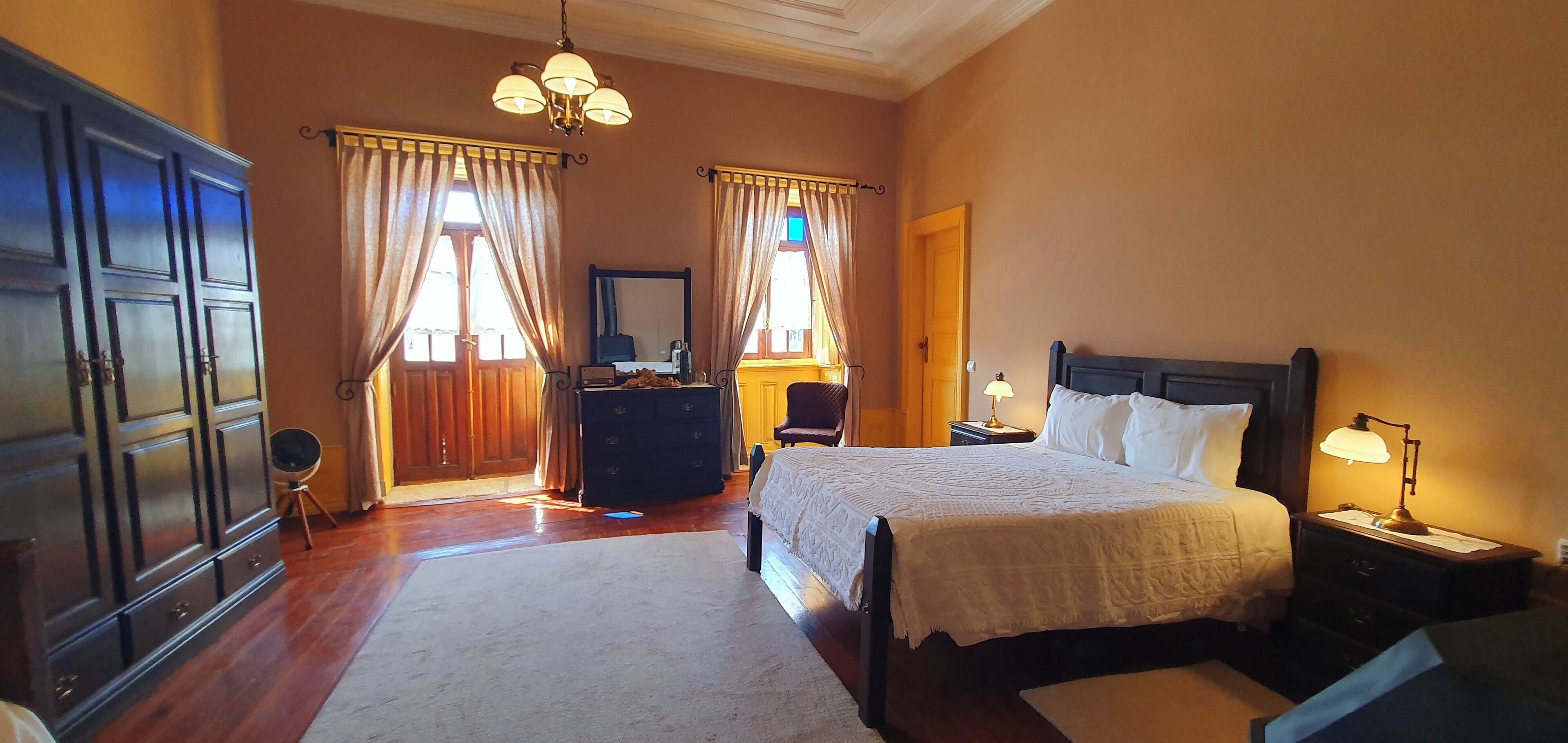 Familie driepersoonskamer | Een bureau, een laptopwerkplek, gratis wifi, beddengoed