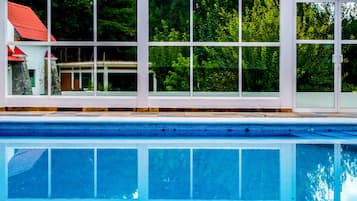 Inomhuspool och solstolar