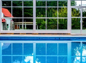 Indoor pool, sun loungers