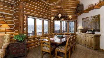 Casa, varias camas (Ponderosa Lodge) | Servicio a la habitación