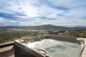 Outdoor spa tub - Ponderosa Lodge (Steamboat Springs)