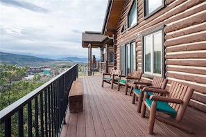 Hus - flera sängar (Ponderosa Lodge) | Balkong