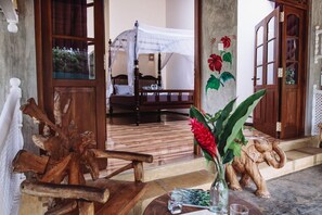 Minibar, desk, iron/ironing board, rollaway beds - Thambili cabanas (Hikkaduwa)