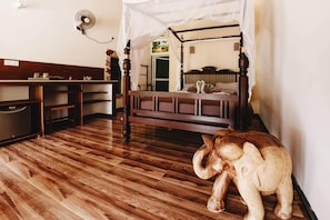 Minibar, escritorio y tabla de planchar con plancha 