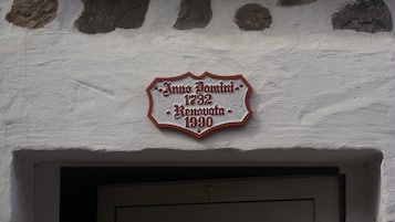 A plaque on a wall with the inscription "Anno Domini 1732 - Removata 1990".