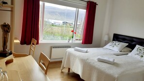 ダブルルーム 専用バスルーム | 遮光カーテン、防音設備、ベビーベッド (無料)、可動式ベッド