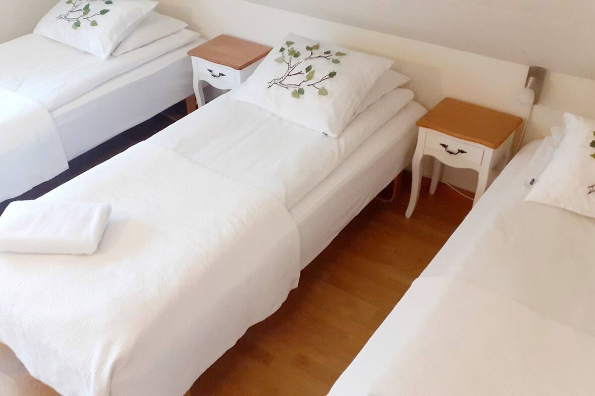 Habitación triple, baño compartido | Cortinas blackout, insonorización, cunas gratuitas y camas extra