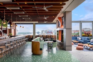 2 restaurants; breakfast, lunch, and dinner served