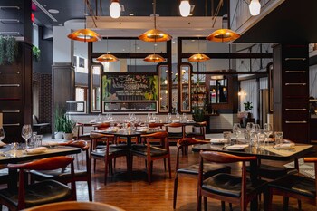 2 restaurants, breakfast, lunch, dinner served; American cuisine at The Alida, Savannah, a Tribute Portfolio Hotel