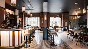 2 bars/lounges, lobby lounge