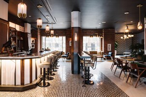 2 bars/lounges, lobby lounge