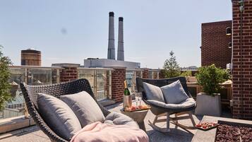 Penthouse, 1 King Bed with Sofa bed | Pillow-top beds, minibar, in-room safe, desk