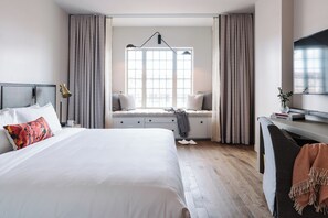 Pillowtop beds, minibar, in-room safe, desk - The Alida, Savannah, a Tribute Portfolio Hotel (Savannah)