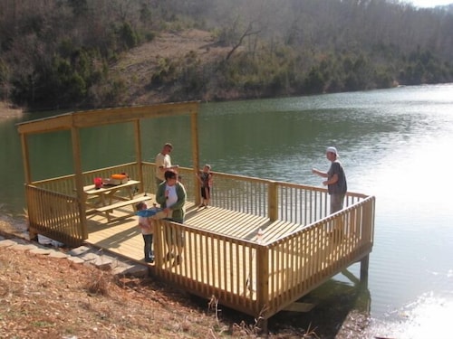 Log Cabin  Pool, Wooded, Secluded,Jacuzzi, WiFi, nature trails,1 mile from SDC