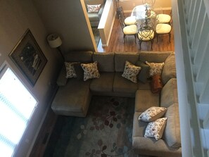 Smart-TV, Kamin, DVD-Player, Bücher