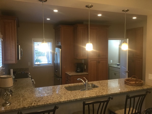 Geladeira, micro-ondas, fogão, cooktop