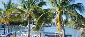 Rymlig villa med 4 sovrum, på en härlig vattenväg, med strand och havsutsikt