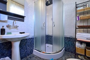 Shower, free toiletries, hair dryer, towels - Villa Bella - Near Rila Monastery (Kocherinovo)