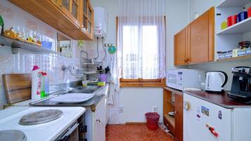 Refrigerador, microondas, horno, placa de cocina
