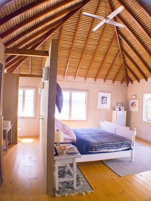 4 bedrooms, desk, WiFi, bed sheets - Island Retreat - Kooringal (Kooringal)