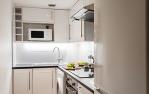 Kjøleskap, mikrobølgeovn, ovn og kokeplater