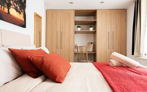 2 soverom, minibar (inkludert), skrivebord og strykejern/-brett