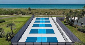 Sports court - At the heart of Ocean Village. Private beach, gym, tennis, golf, pools,  etc... (Fort Pierce)