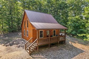Exterior - The White Pine Loft: Perfect for Couples! (Stanley)