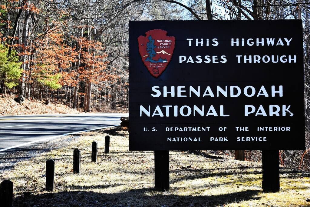 Un panneau indique que l’autoroute traverse le parc national de Shenandoah.